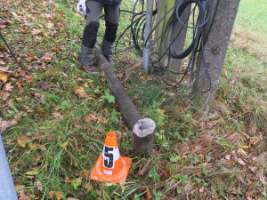 Neznámý řidič náklaďáku se dřevem zpřetrhal telefonní vedení, zdemoloval dva sloupy, jednu značku a ujel