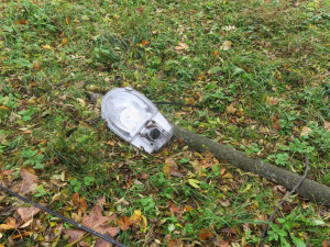 Neznámý řidič náklaďáku se dřevem zpřetrhal telefonní vedení, zdemoloval dva sloupy, jednu značku a ujel