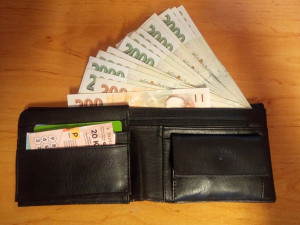 Poctivý nálezce vrátil peněženku s téměř třiceti tisíci korunami