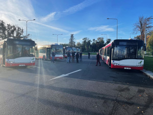 Dopravní podnik daroval ukrajinskému Charkovu sedm vyřazených autobusů, dodá ještě dva trolejbusy
