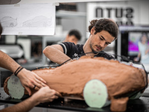 Ondřej Adamec při práci na modelu