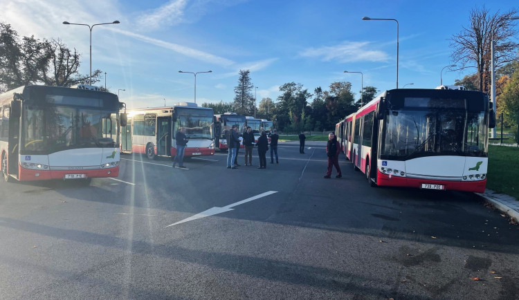 Dopravní podnik daroval ukrajinskému Charkovu sedm vyřazených autobusů, dodá ještě dva trolejbusy