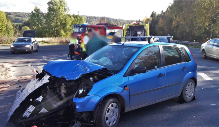 Na nechvalně proslulé křižovatce smrti se opět bouralo, motorkáře tam smetl osobák přijíždějící z vedlejší silnice