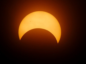 Nenechte si dnes ujít částečné zatmění Slunce pozorovatelné i v Česku, začíná už v 11:12 hodin