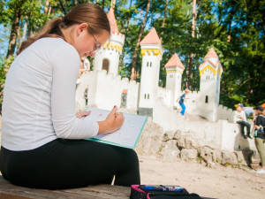 Děti z uměleckých škol malovaly obrázky známých pamětihodností pro novou cyklomapu jižního Plzeňska