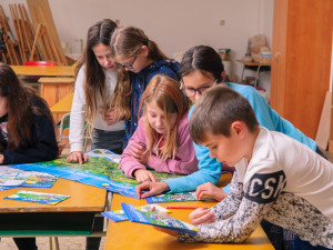 Děti z uměleckých škol malovaly obrázky známých pamětihodností pro novou cyklomapu jižního Plzeňska