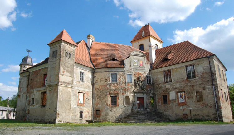 Zchátralý zámek v Poběžovicích se dočká obnovy, celková rekonstrukce vyjde na více než půl miliardy