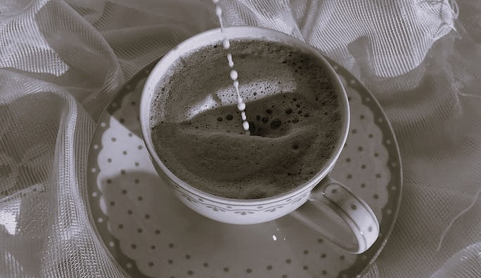 Hamižná žena zavraždila vlastní rodiče otráveným mlékem do kávy, chtěla dědit a vyřešit své dluhy