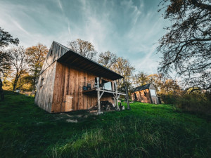 Slavné šumavské Tři domky vybudoval pražský kavárník, tyto tiny house zbožňují Češi i cizinci