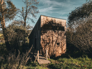 Slavné šumavské Tři domky vybudoval pražský kavárník, tyto tiny house zbožňují Češi i cizinci