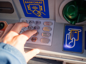 Pachatel přepadl muže u bankomatu, když vybíral peníze. Z ruky mu vyškubl 15 000 korun a utekl