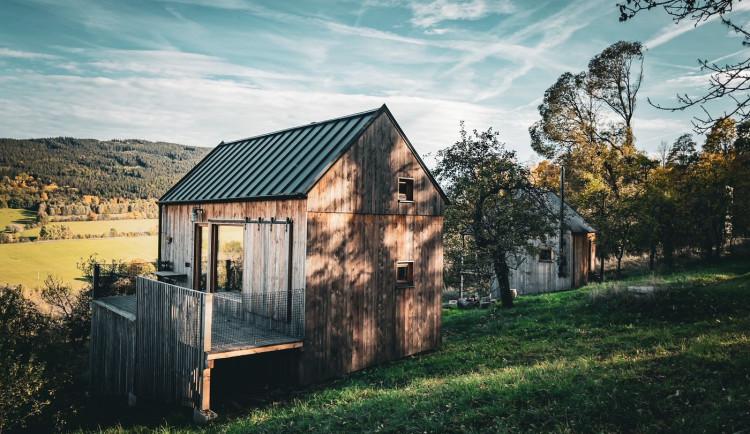 Slavné šumavské Tři domky vybudoval pražský kavárník, tyto tiny house zbožňují Češi i cizinci