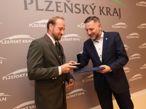 Zachránce německé holčičky Martin Semecký letos získal za svůj čin Cenu hejtmana Plzeňského kraje