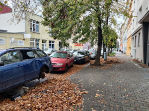 Autovraky straší v ulicích města i dlouhé měsíce, nahlásit je mohou lidé přes aplikaci v mobilu