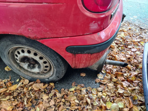 Autovraky straší v ulicích města i dlouhé měsíce, nahlásit je mohou lidé přes aplikaci v mobilu