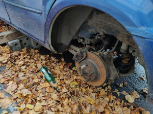 Autovraky straší v ulicích města i dlouhé měsíce, nahlásit je mohou lidé přes aplikaci v mobilu