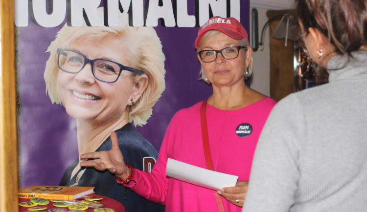 Daniela Kovářová během své předvolební kampaně do Senátu