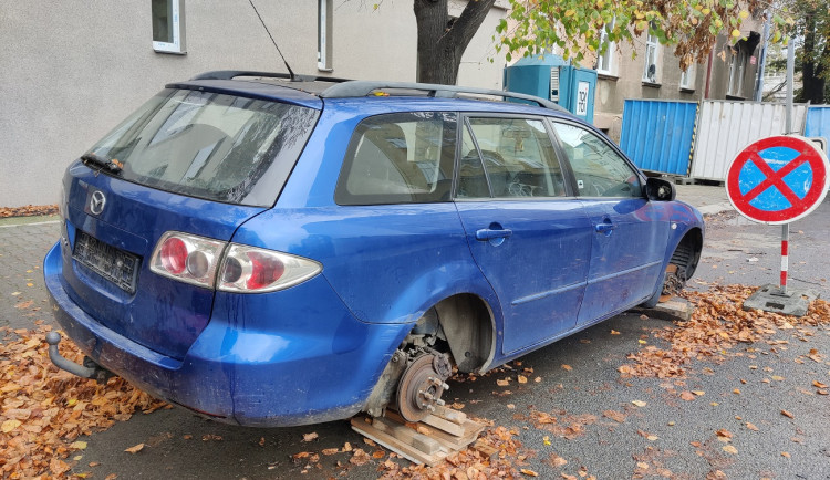 Autovraky straší v ulicích města i dlouhé měsíce, nahlásit je mohou lidé přes aplikaci v mobilu