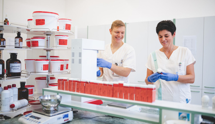 Práce lékárníka je o přesnosti a spolehlivosti. Českobudějovická nemocnice hledá nové kolegy