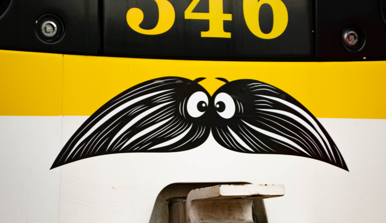 Šedesátce vozů hromadné dopravy narostly kníry, akce má upozornit na riziko rakoviny prostaty