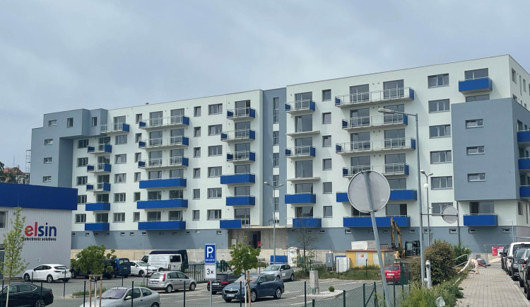 Komerční bydlení za nižší ceny nabídne plzeňské biskupství, koupilo novostavbu domu se stovkou nájemních bytů