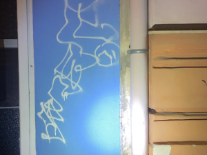 Opilý vandal čmáral sprejem po fasádách domů, policisté ho dopadli přímo při činu