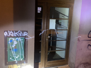 Opilý vandal čmáral sprejem po fasádách domů, policisté ho dopadli přímo při činu