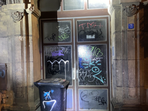 Opilý vandal čmáral sprejem po fasádách domů, policisté ho dopadli přímo při činu