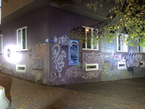 Opilý vandal čmáral sprejem po fasádách domů v centru města, policisté ho dopadli přímo při činu