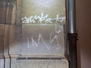 Opilý vandal čmáral sprejem po fasádách domů v centru města, policisté ho dopadli přímo při činu