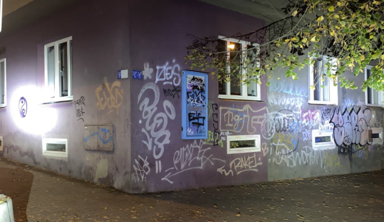 Opilý vandal čmáral sprejem po fasádách domů v centru města, policisté ho dopadli přímo při činu