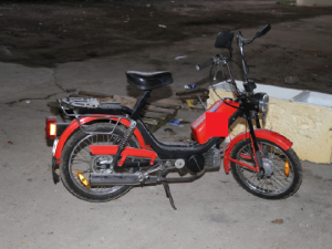 Muž se pár dní po vloupačce proháněl městem na kradeném skútru, strážníci ho chytili při jízdě v protisměru