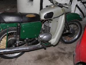 Muž se pár dní po vloupačce proháněl městem na kradeném skútru, strážníci ho chytili při jízdě v protisměru