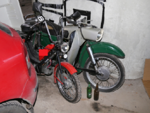 Muž se pár dní po vloupačce proháněl městem na kradeném skútru, strážníci ho chytili při jízdě v protisměru