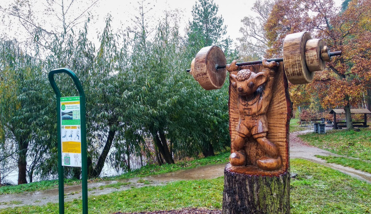 Zážitkový okruh Spejbla a Hurvínka u boleveckých rybníků se rozrostl o nové sochy
