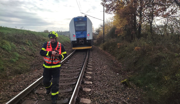 Vlak na Plzeňsku usmrtil mladého muže, dnes se jedná už o druhý podobný případ