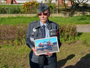 U základní školy v Plzni přistálo letadlo, tematické prolézačce nechybí ani knipl