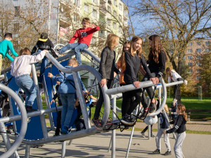 U základní školy v Plzni přistálo letadlo, tematické prolézačce nechybí ani knipl