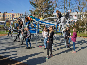 U základní školy v Plzni přistálo letadlo, tematické prolézačce nechybí ani knipl