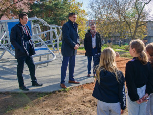 U základní školy v Plzni přistálo letadlo, tematické prolézačce nechybí ani knipl
