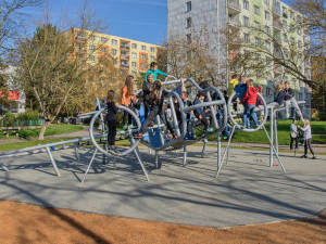U základní školy v Plzni přistálo letadlo, tematické prolézačce nechybí ani knipl