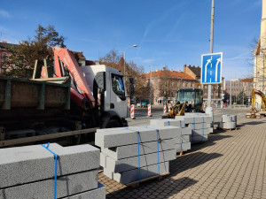 Začaly opravy silnice na rušném Chodském náměstí, vyžádají si dopravní omezení