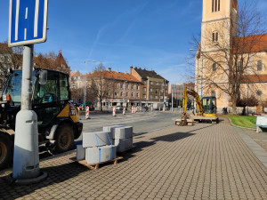 Začaly opravy silnice na rušném Chodském náměstí, vyžádají si dopravní omezení
