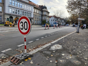 Začaly opravy silnice na rušném Chodském náměstí, vyžádají si dopravní omezení
