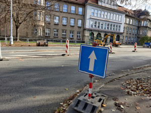 Začaly opravy silnice na rušném Chodském náměstí, vyžádají si dopravní omezení