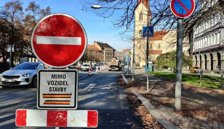 Začaly opravy silnice na rušném Chodském náměstí, vyžádají si dopravní omezení