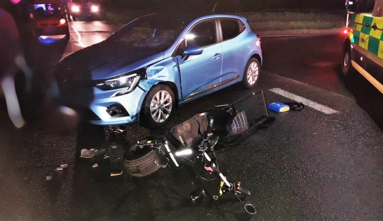 Žena utrpěla těžké zranění během ranní jízdy na elektrokoloběžce, střetla se s osobním automobilem