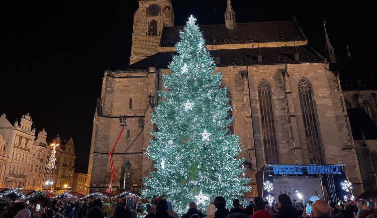 I přes dražší energie nebudou města v Plzeňském kraji šetřit na vánoční výzdobě, rozsvítí se jako obvykle