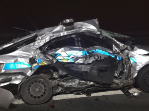 Policejní auto totálně sešrotoval cizinec s kradenou dodávkou při dramatické honičce