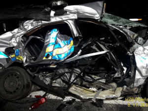 Policejní auto totálně sešrotoval cizinec s kradenou dodávkou při dramatické honičce